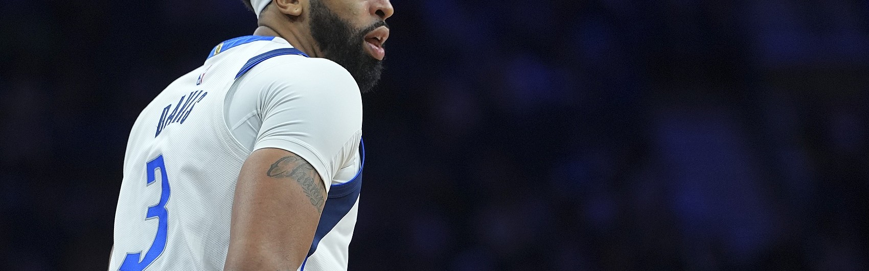 开云官网-浓眉第36次砍至少25分10板5帽 平邓肯并列第7 90年代4大中锋排前5