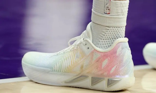 开云体育-汤普森穿着安踏 KT11，替补贡献23分3篮板5助攻