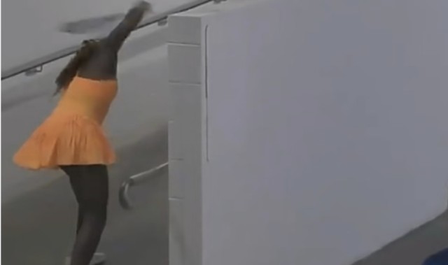 开云体育-“我要释放激情” 21岁高芙输乌克兰美女后暴走：连续怒砸7下球拍