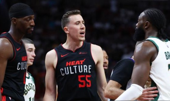 开云官网-奥利尼克第二？布朗夹胳膊恶犯引争议 邓罗怒喷