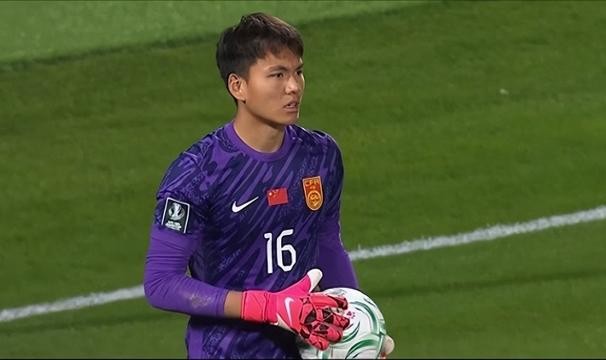 国足0比3伊拉克！门将李昊一战封神，屡献神扑，必将引起强队哄抢|中超|转会|U23亚洲杯|中国亚洲杯|中国男足_新浪体育_新浪新闻