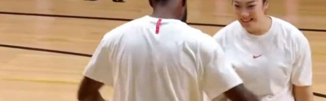 勒布朗梦圆梦！詹皇李梦霸王步庆祝上演梦幻联动