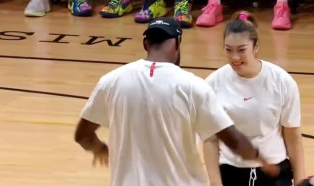 勒布朗梦圆梦！詹皇李梦霸王步庆祝上演梦幻联动