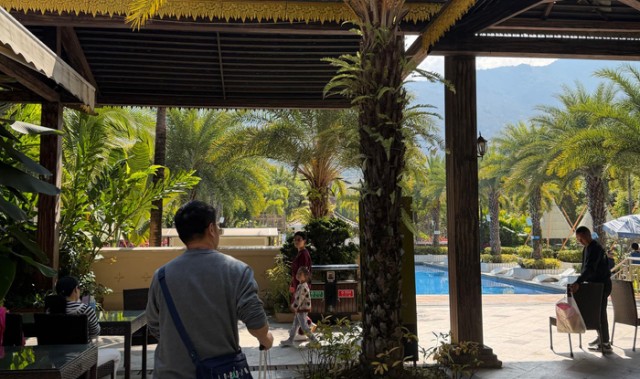 kaiyun-西双版纳偶遇王小愚儿观看湖人比赛|手机_新浪体育_新浪新闻