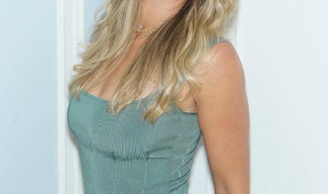 开云官网-冠军来了，萨巴伦卡携美网奖杯亮相吉米-法伦《今夜秀》